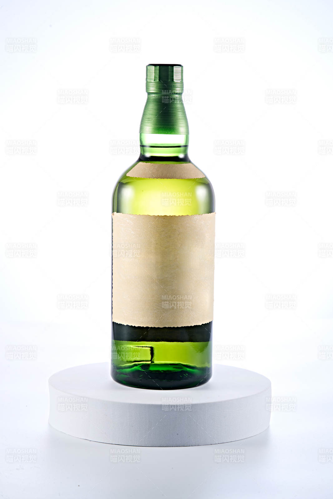 白色背景下精致酒瓶展示图片