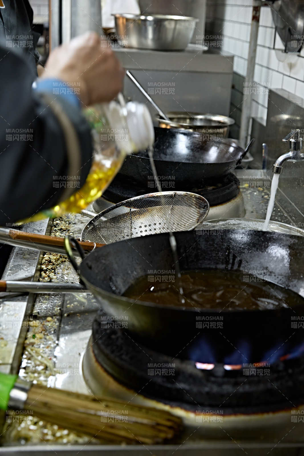 人与食物紧张忙碌的中餐厨房图片