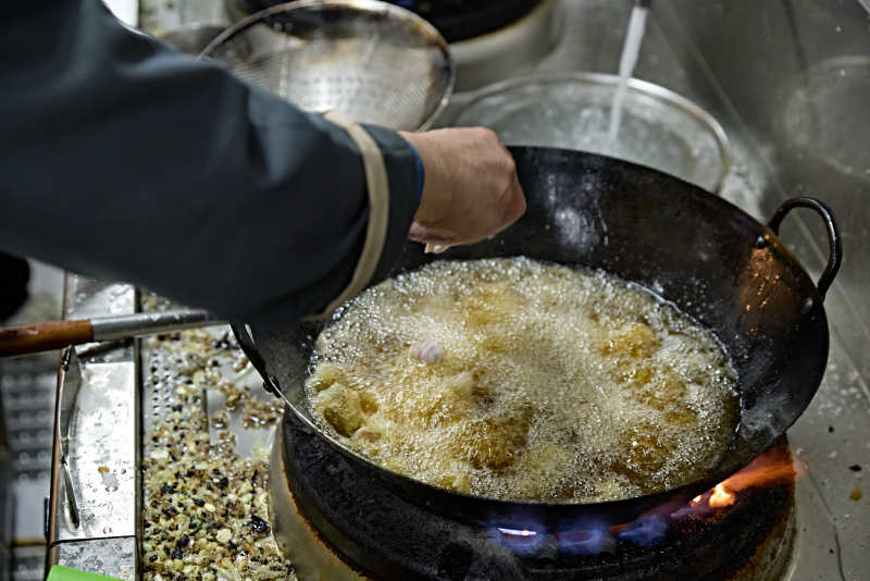 人与食物紧张忙碌的中餐厨房图片