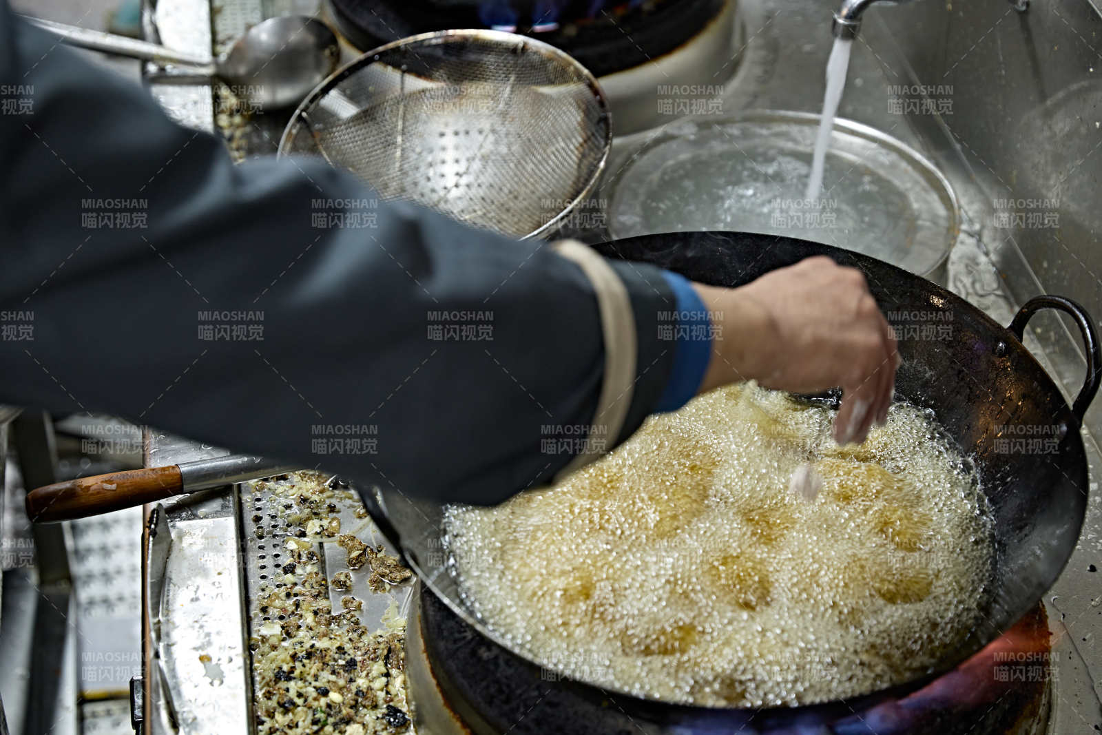 酒吧夜店进行才艺表演的双人DJ组合图片