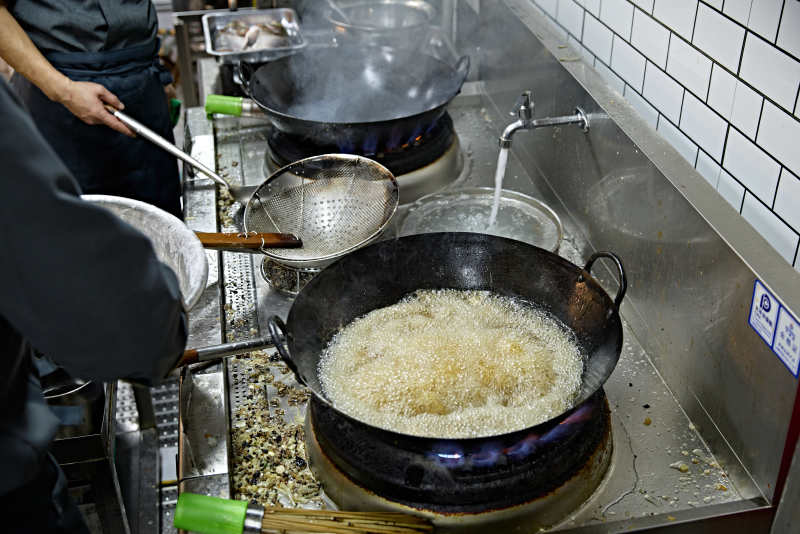 酒吧夜店进行才艺表演的双人DJ组合图片