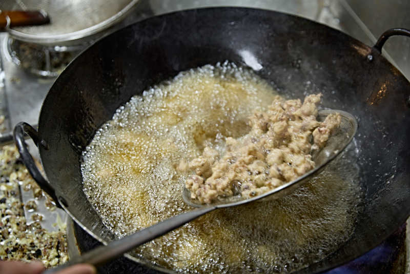 酒吧夜店进行才艺表演的双人DJ组合图片