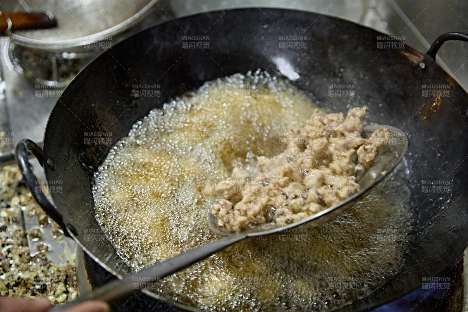 酒吧夜店进行才艺表演的双人DJ组合图片