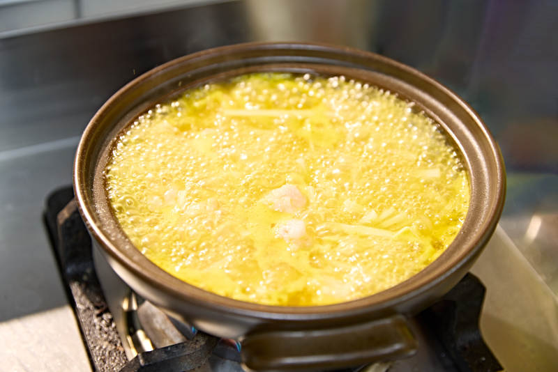 正在制作中的砂锅酸汤笋丝鲜虾丸图片