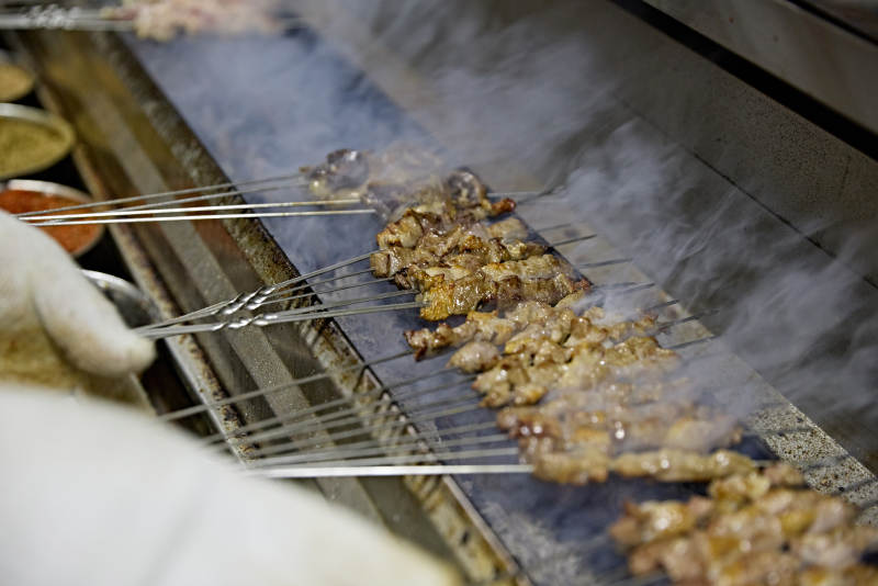 酒吧夜店进行才艺表演的双人DJ组合图片