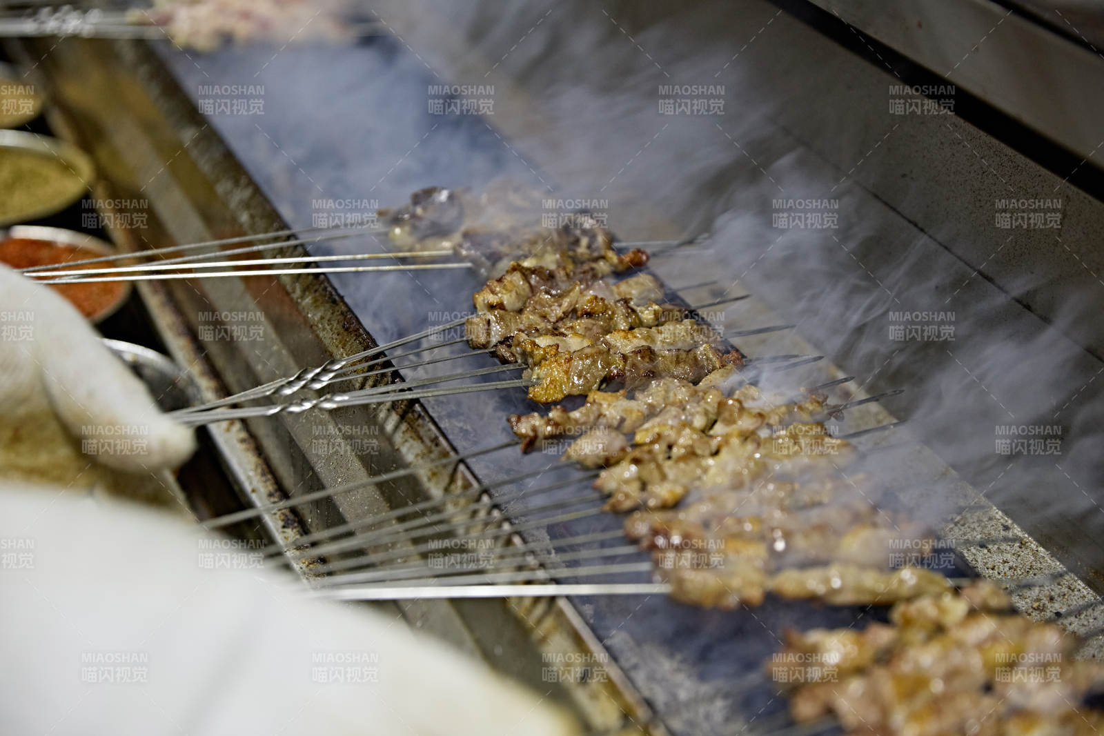 酒吧夜店进行才艺表演的双人DJ组合图片