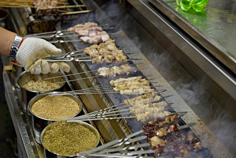 酒吧夜店进行才艺表演的双人DJ组合图片