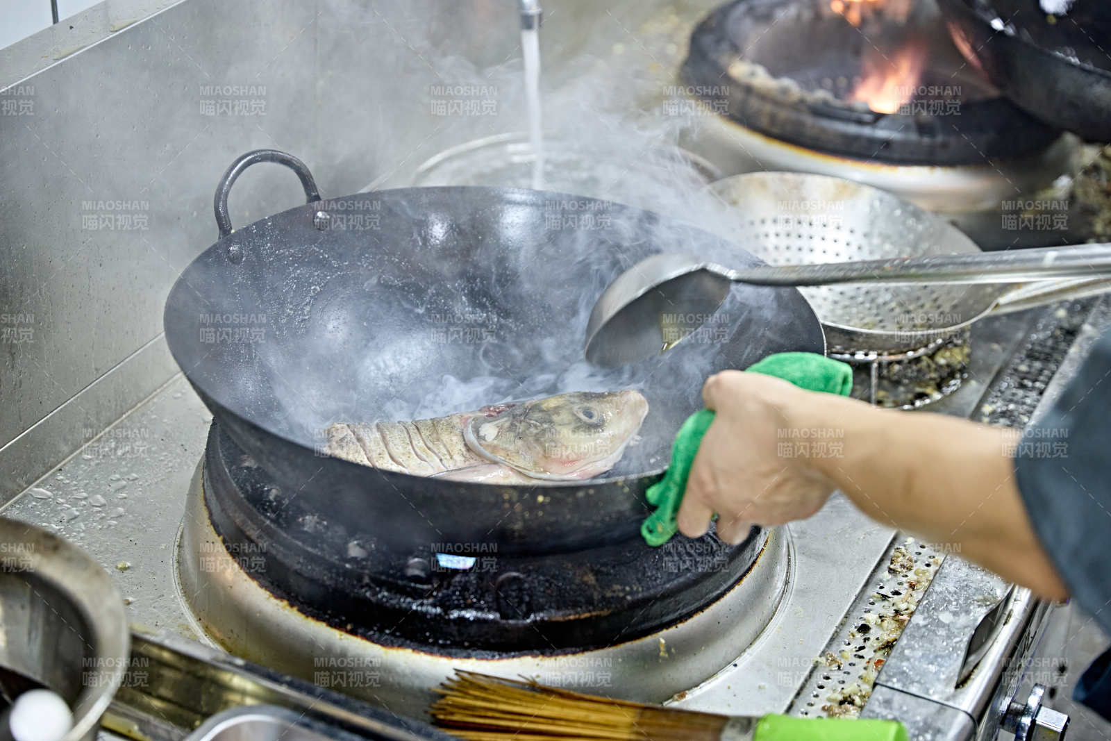 酒吧夜店进行才艺表演的双人DJ组合图片