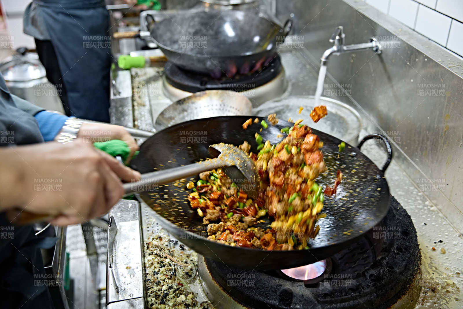 酒吧夜店进行才艺表演的女性歌手图片