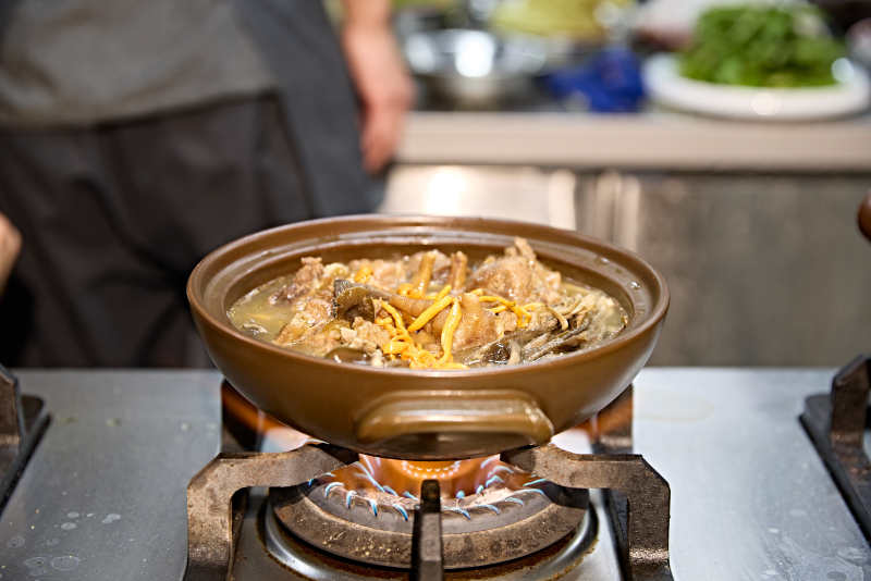 人与食物紧张忙碌的中餐厨房炒制辣子鸡丁图片