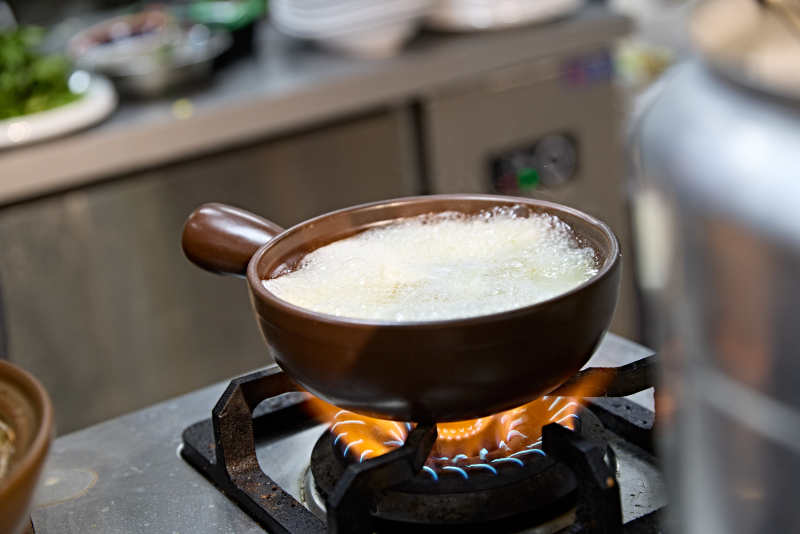 人与食物紧张忙碌的中餐厨房图片