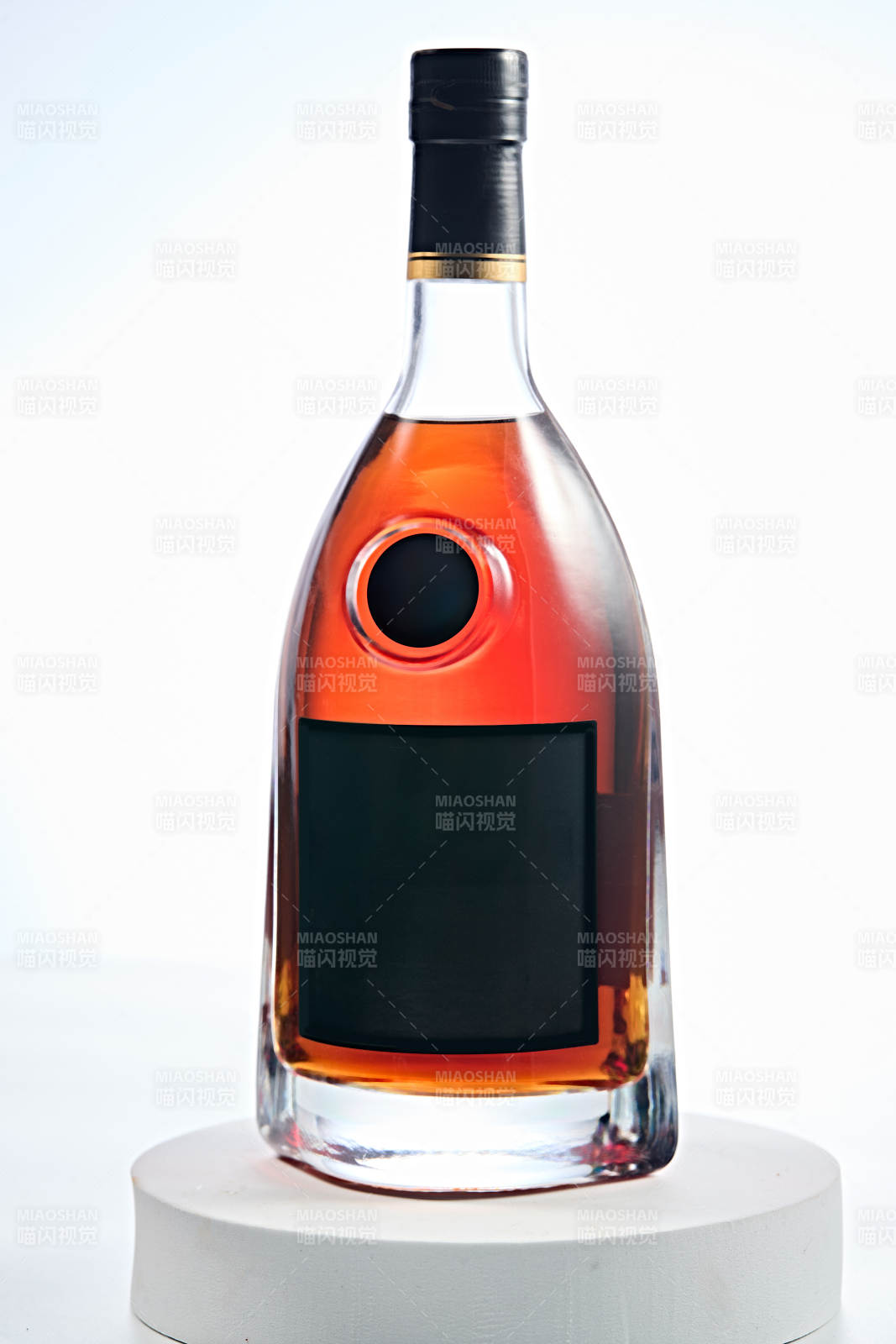 白色背景下精致酒瓶展示图片