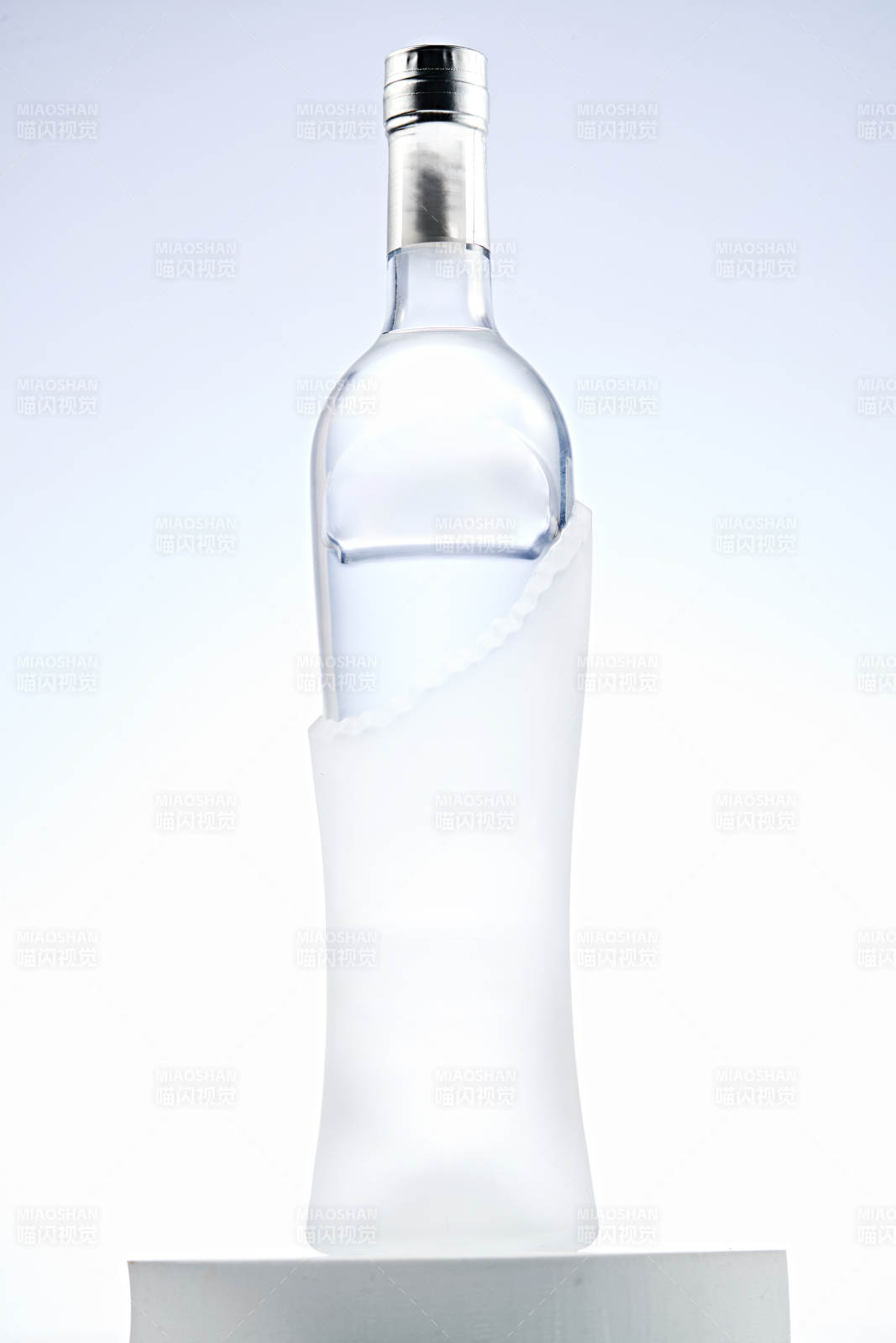 白色背景下精致酒瓶展示图片