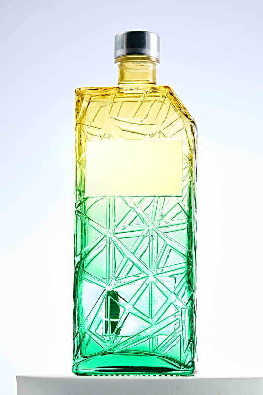 白色背景下精致酒瓶展示图片