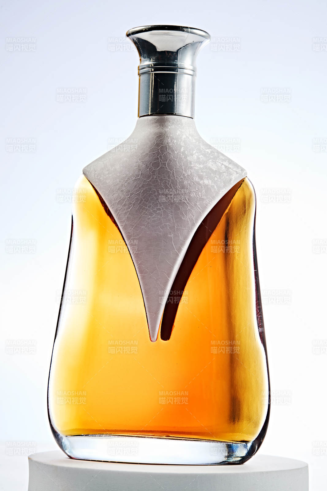 白色背景下精致酒瓶展示图片