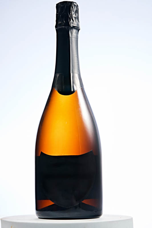 白色背景下精致酒瓶展示图片