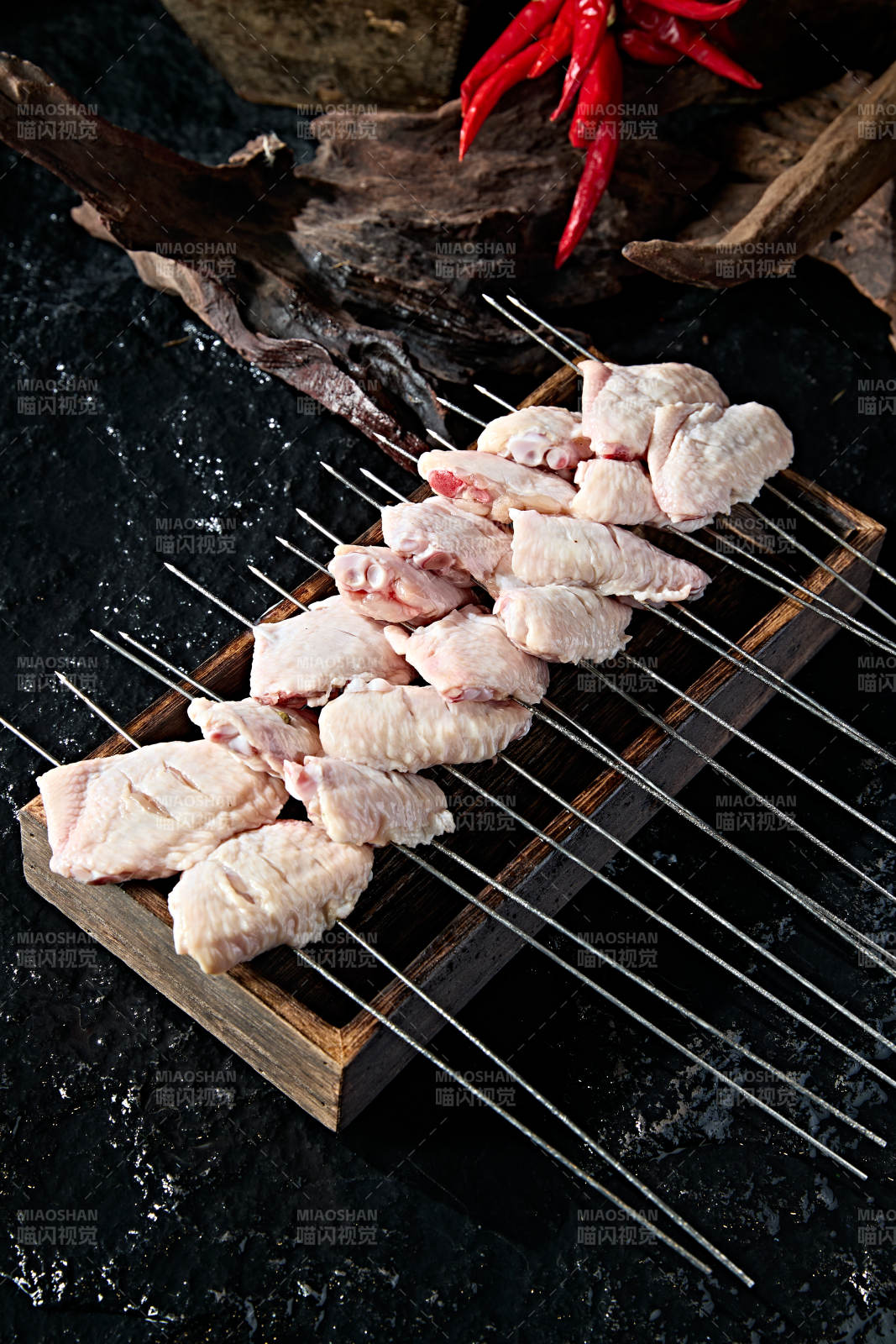 美味烧烤食材生烤鸡翅中图片