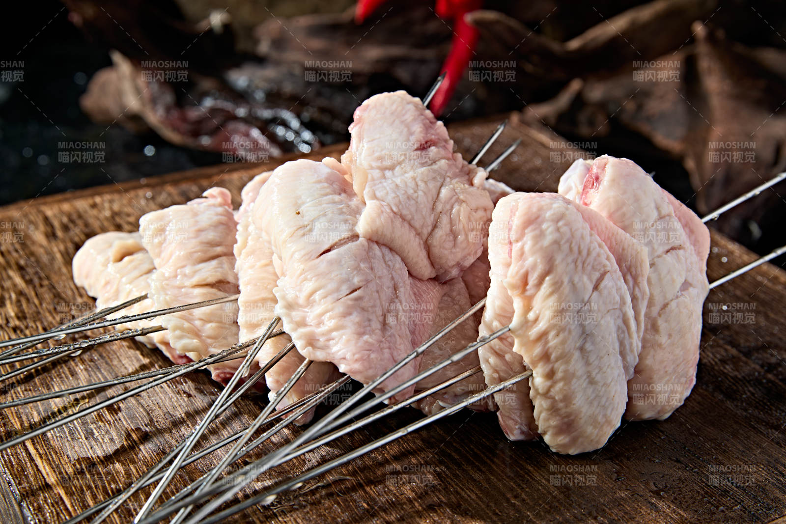 美味烧烤食材生烤鸡翅中图片