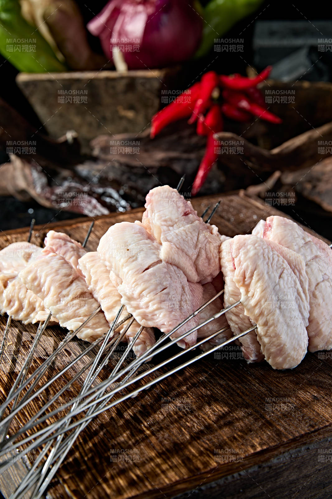 美味烧烤食材生烤鸡翅中图片