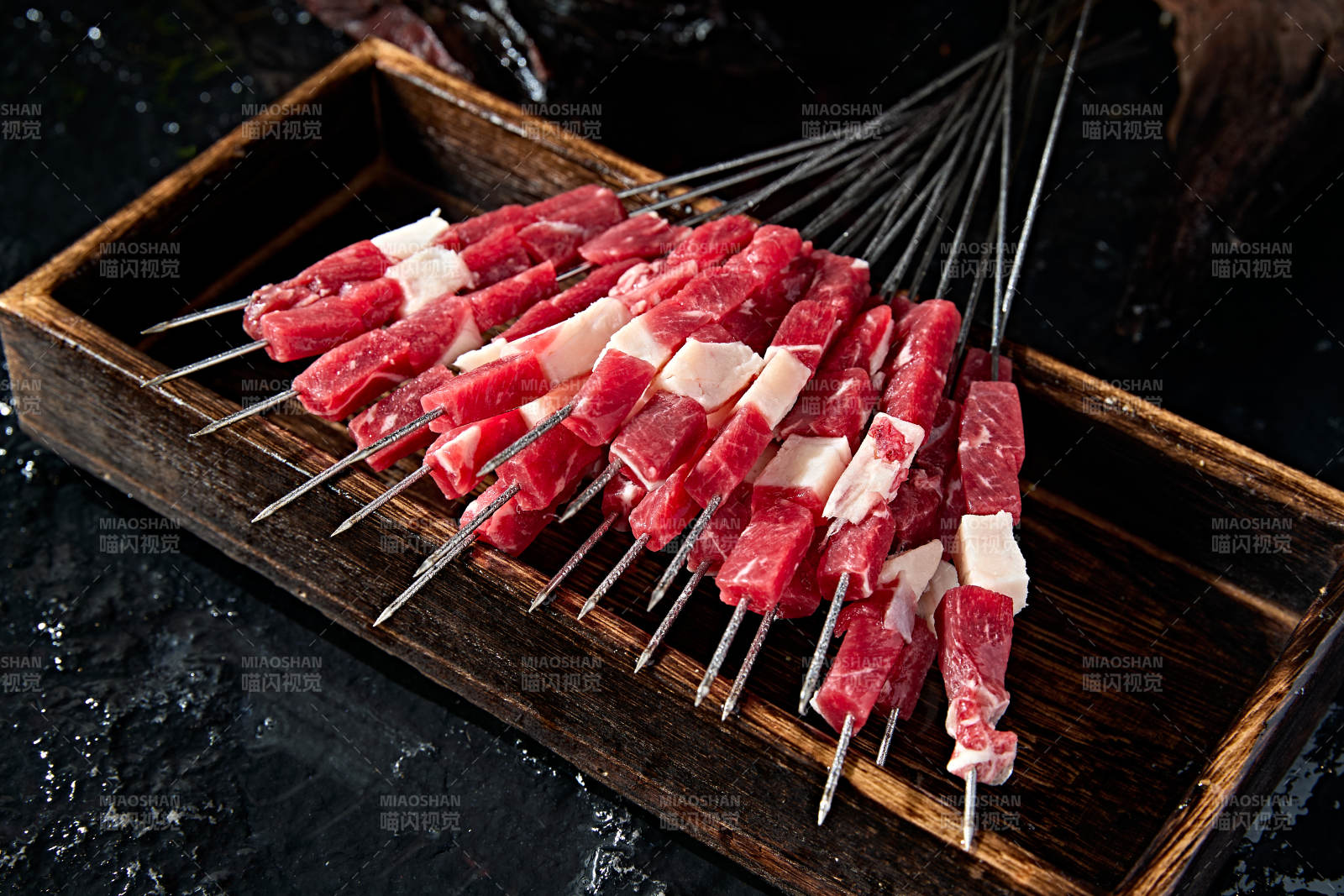 丹东特色烧烤生鲜牛肉串图片