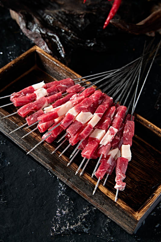 丹东特色烧烤生鲜牛肉串图片