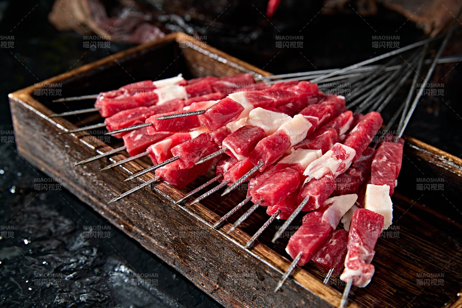 丹东特色烧烤生鲜牛肉串图片