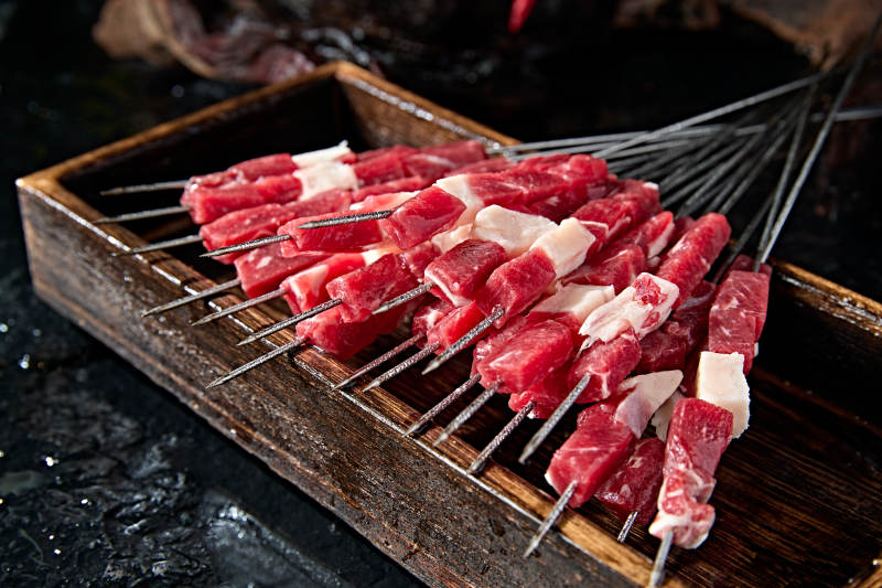 丹东特色烧烤生鲜牛肉串图片