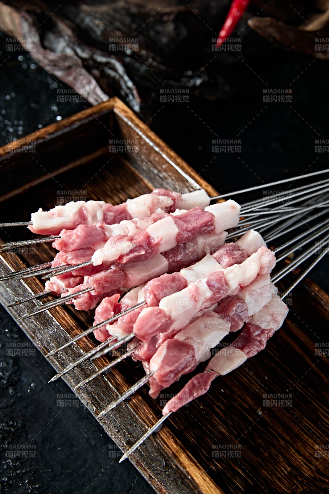 美味烧烤生鲜羊肉穿制的鲜羊肉串图片