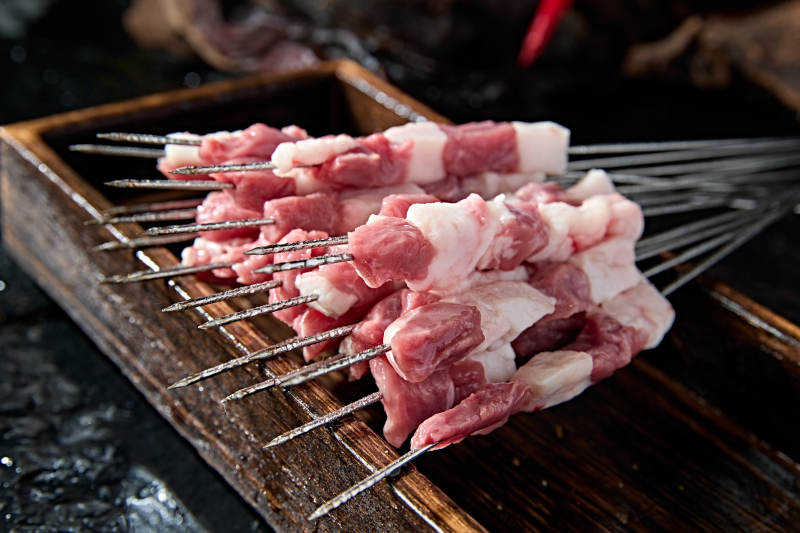 美味烧烤生鲜羊肉穿制的鲜羊肉串图片