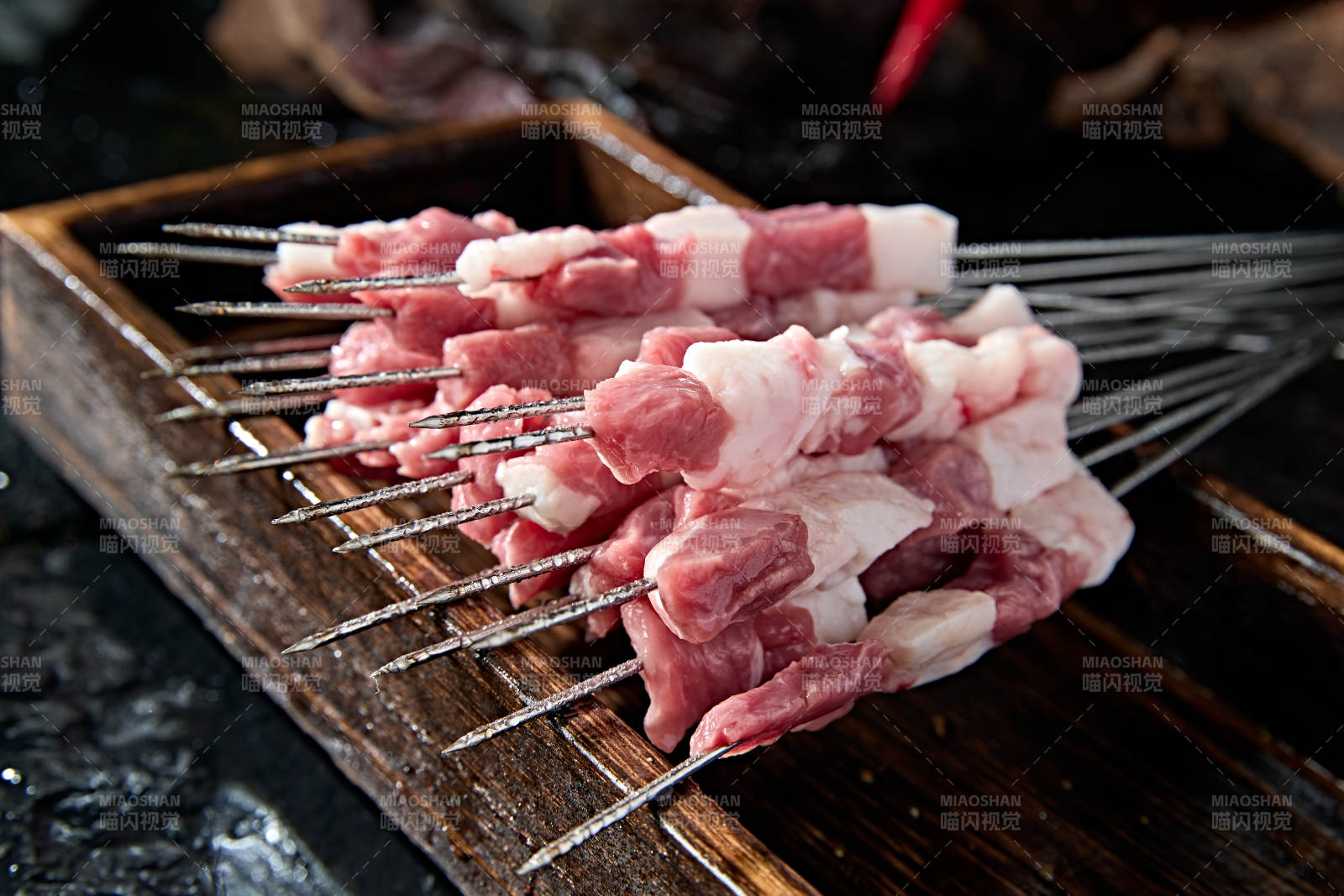 美味烧烤生鲜羊肉穿制的鲜羊肉串图片