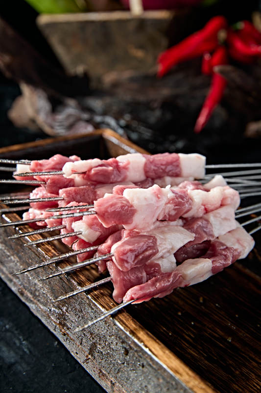 美味烧烤生鲜羊肉穿制的鲜羊肉串图片