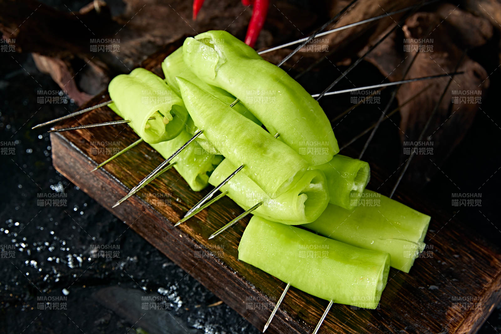 美味烧烤食材炭烤青辣椒图片