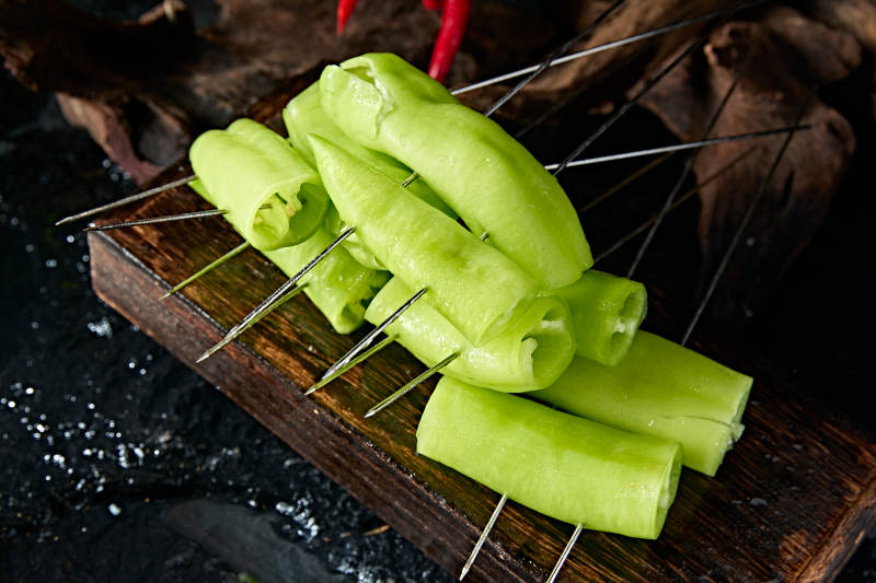 美味烧烤食材炭烤青辣椒图片