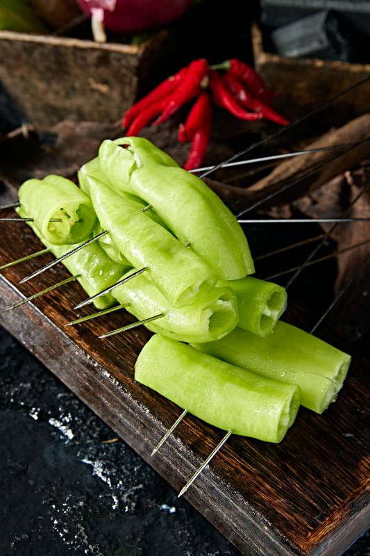 美味烧烤食材炭烤青辣椒图片