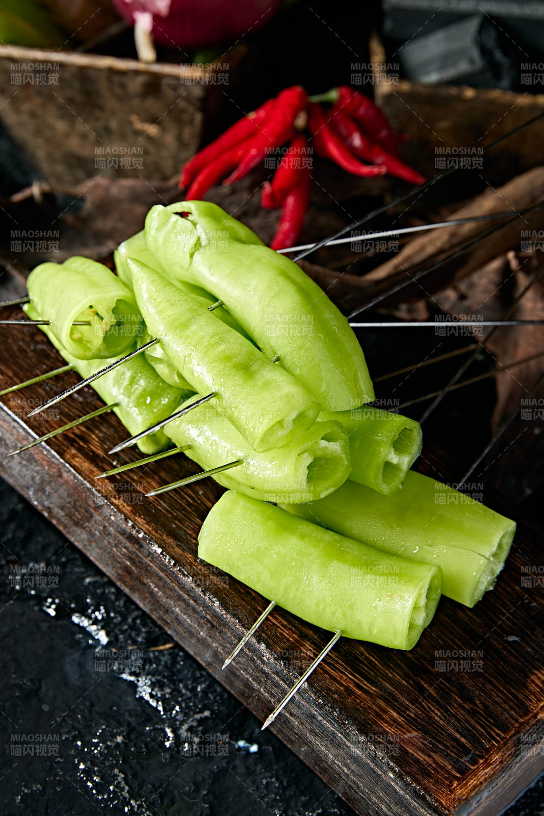 美味烧烤食材炭烤青辣椒图片