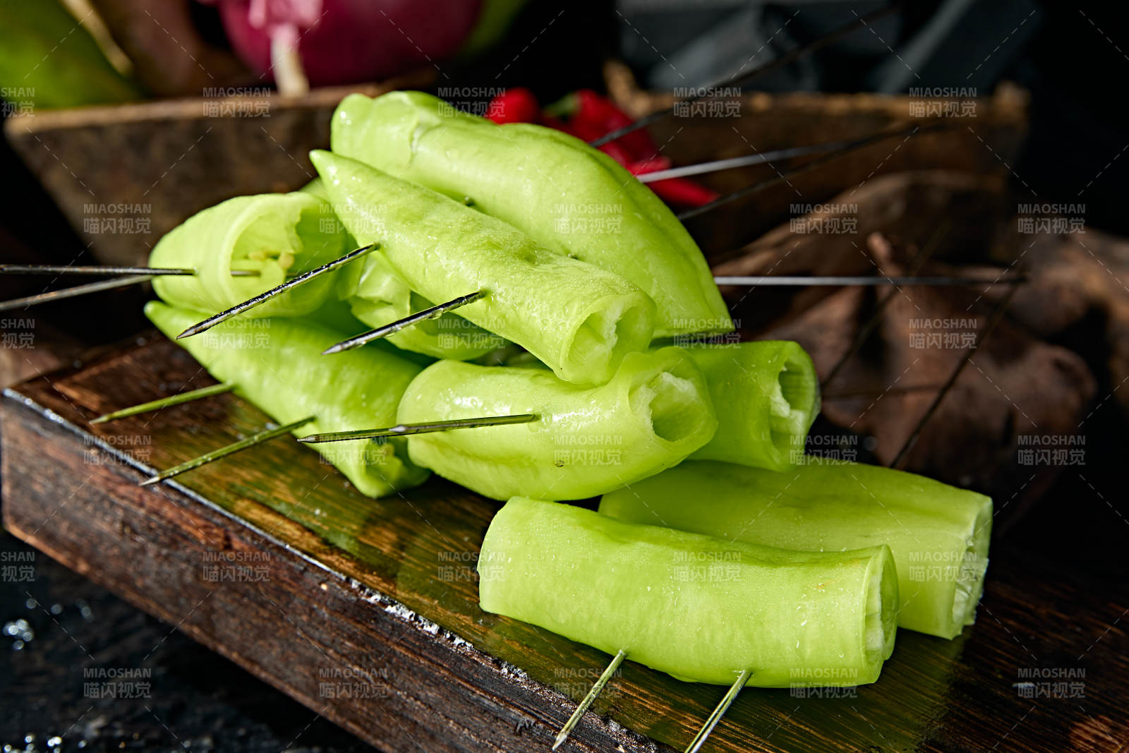 美味烧烤食材炭烤青辣椒图片