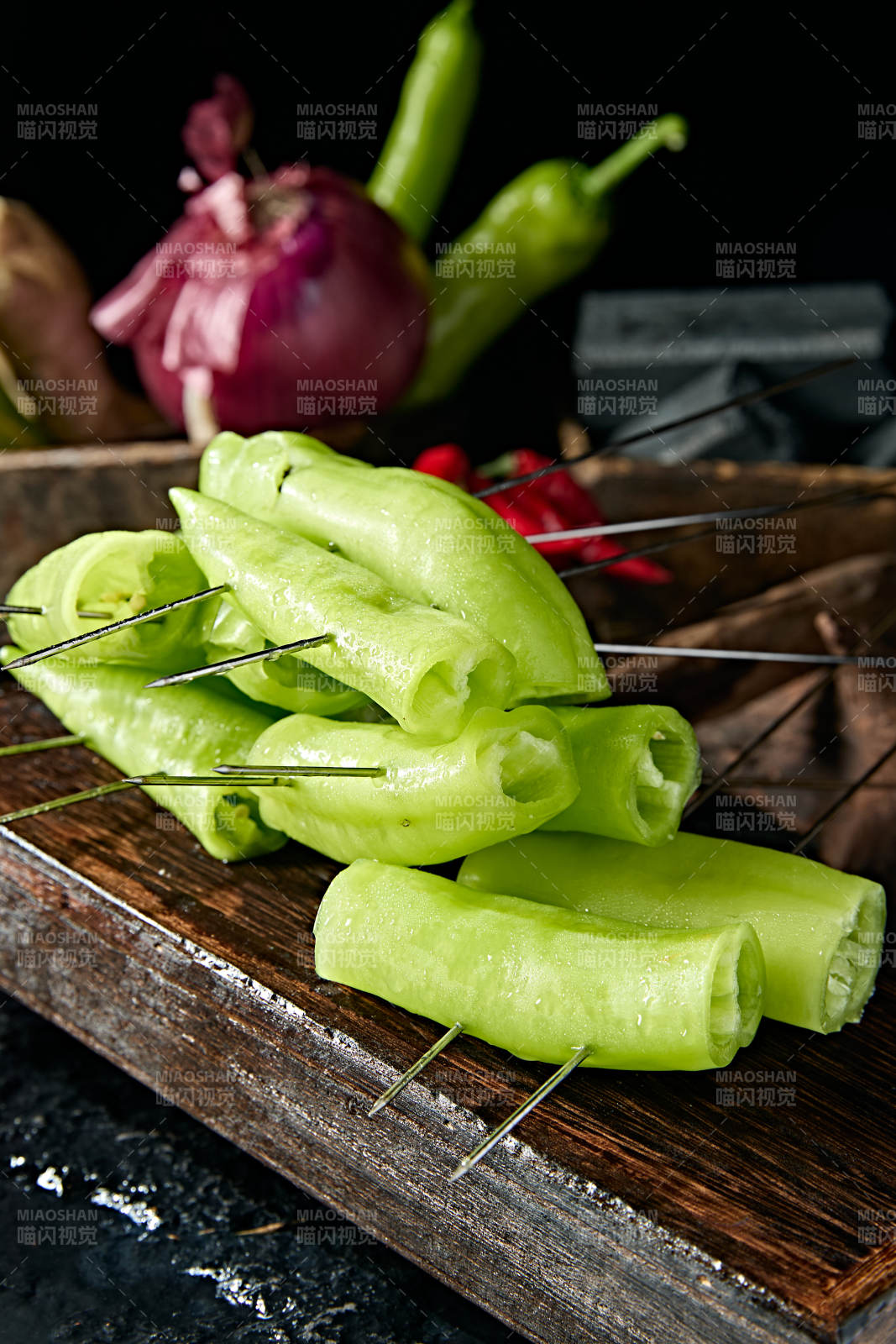 美味烧烤食材炭烤青辣椒图片