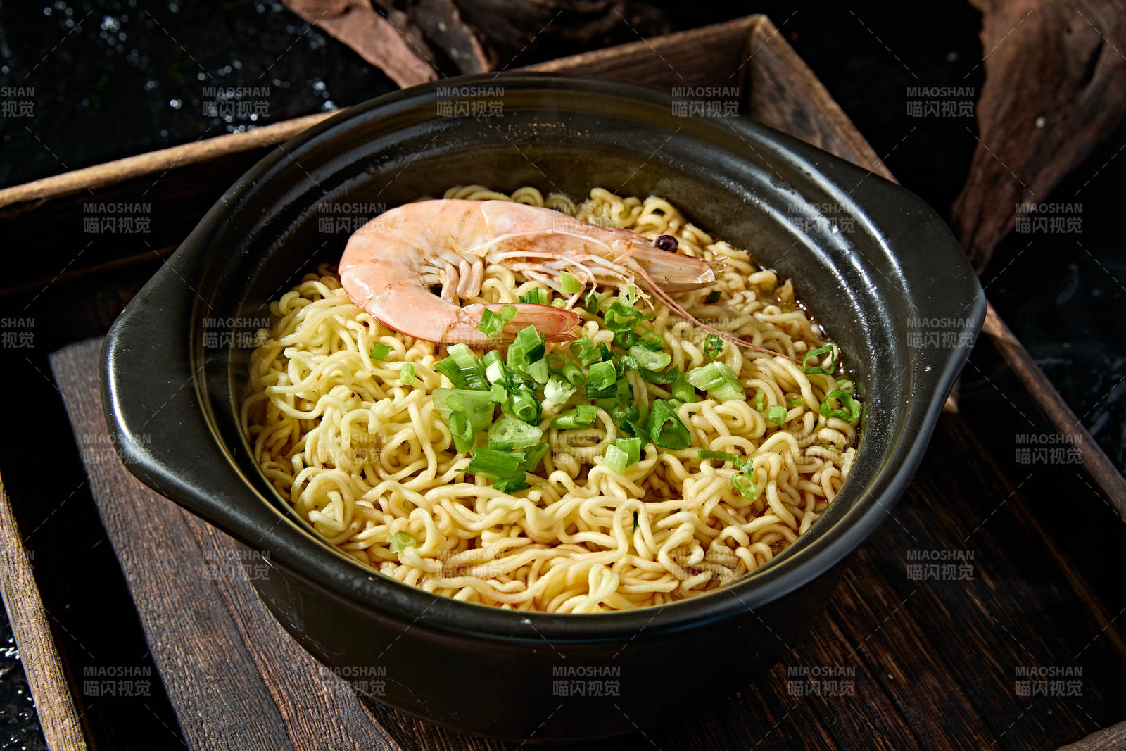 美味夜宵美食砂锅鲜虾煮方便面图片