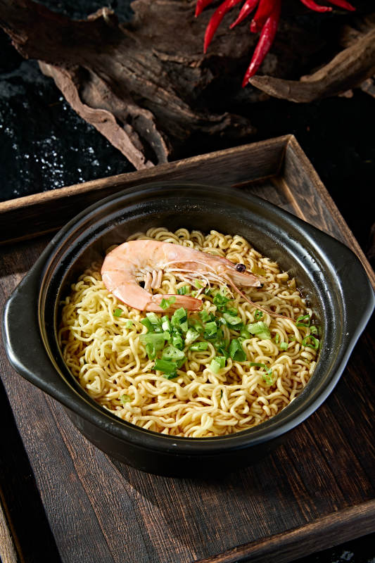 美味夜宵美食砂锅鲜虾煮方便面图片