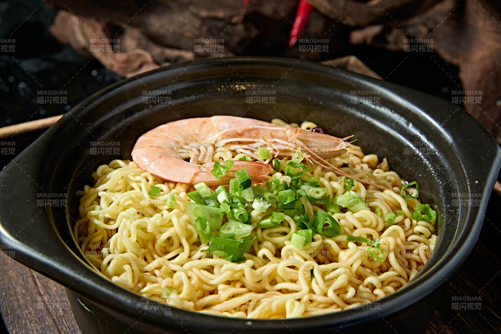 美味夜宵美食砂锅鲜虾煮方便面图片