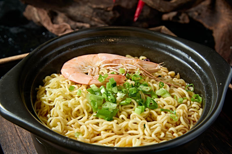 美味夜宵美食砂锅鲜虾煮方便面图片