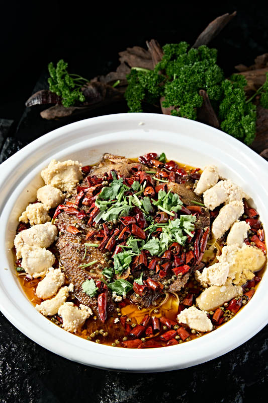 川味砂锅香辣水煮鲈鱼炖鱼籽图片