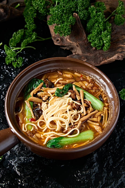 夜宵美食砂锅黄花菜香菇牛肉卤汤面图片
