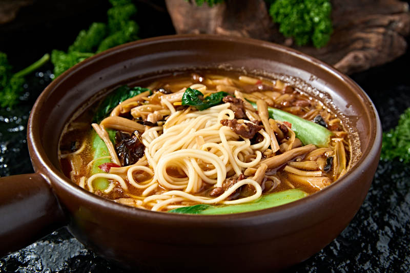 夜宵美食砂锅黄花菜香菇牛肉卤汤面图片