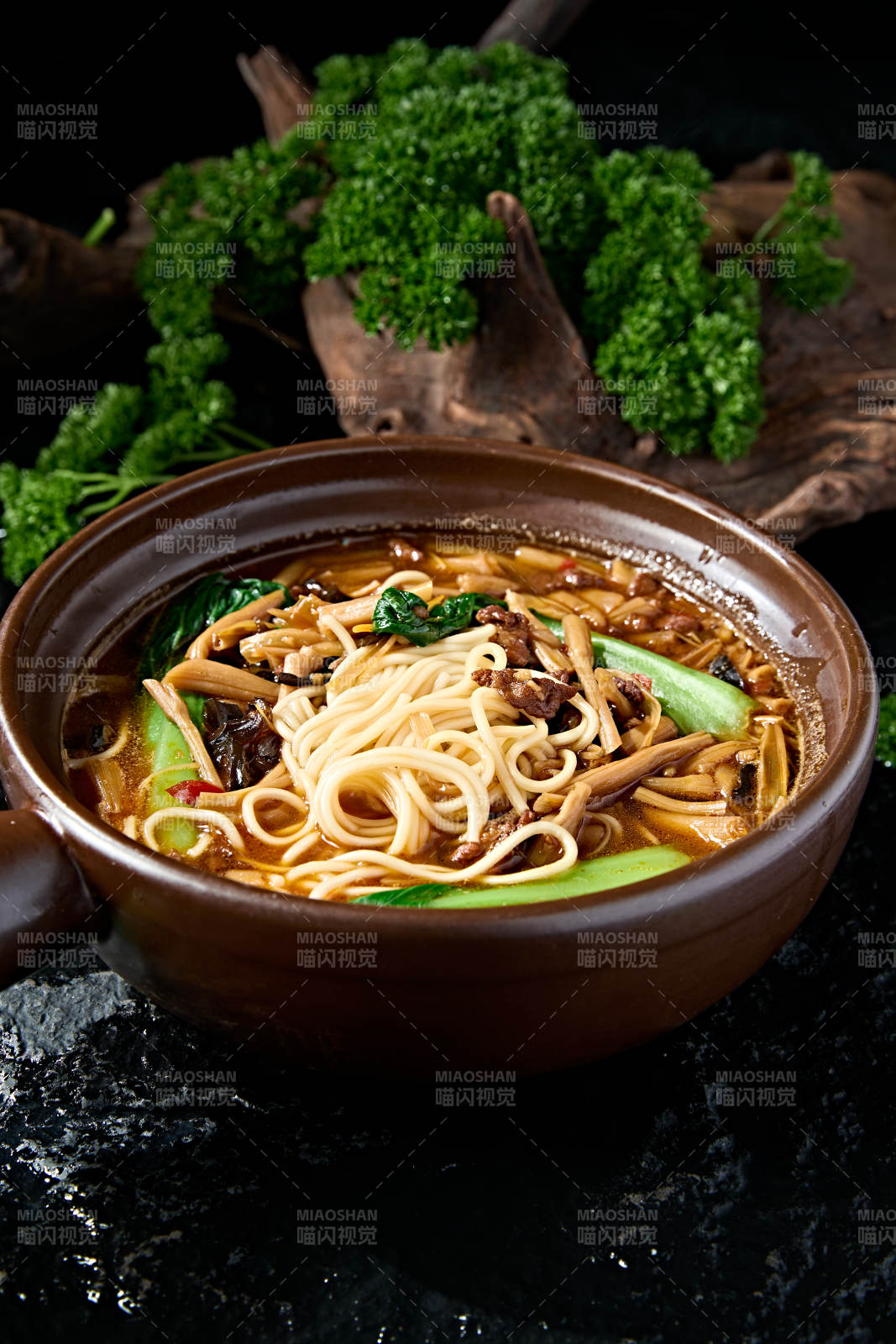 夜宵美食砂锅黄花菜香菇牛肉卤汤面图片