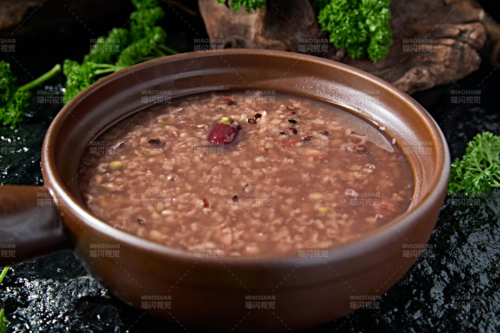 砂锅美味营养红豆薏米红枣杂粮粥图片