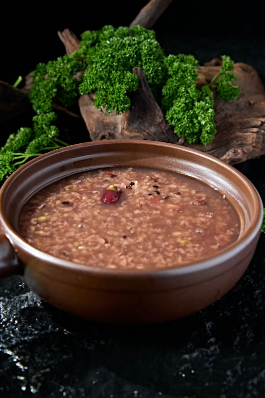 砂锅美味营养红豆薏米红枣杂粮粥图片