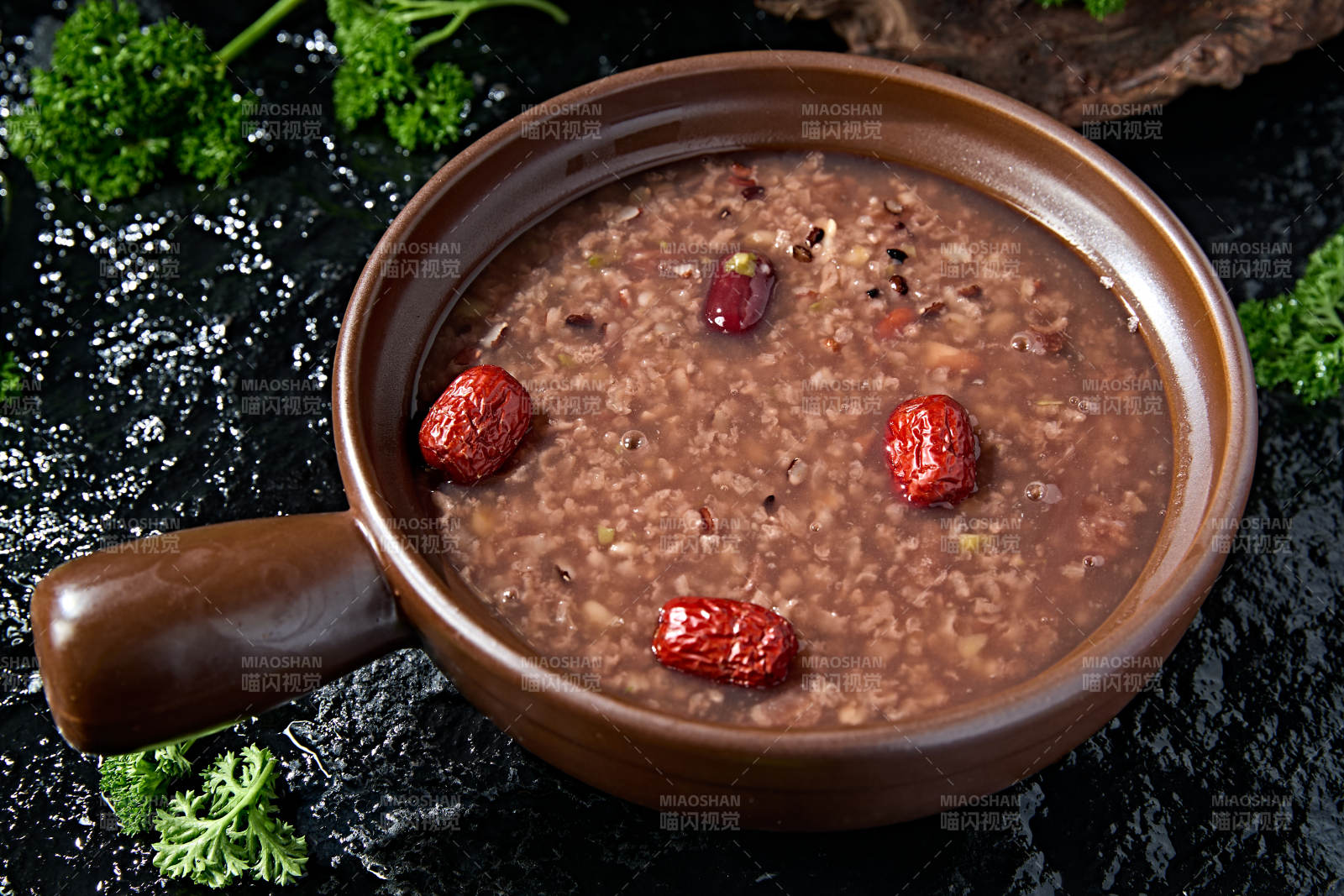 砂锅美味营养红豆薏米红枣杂粮粥图片