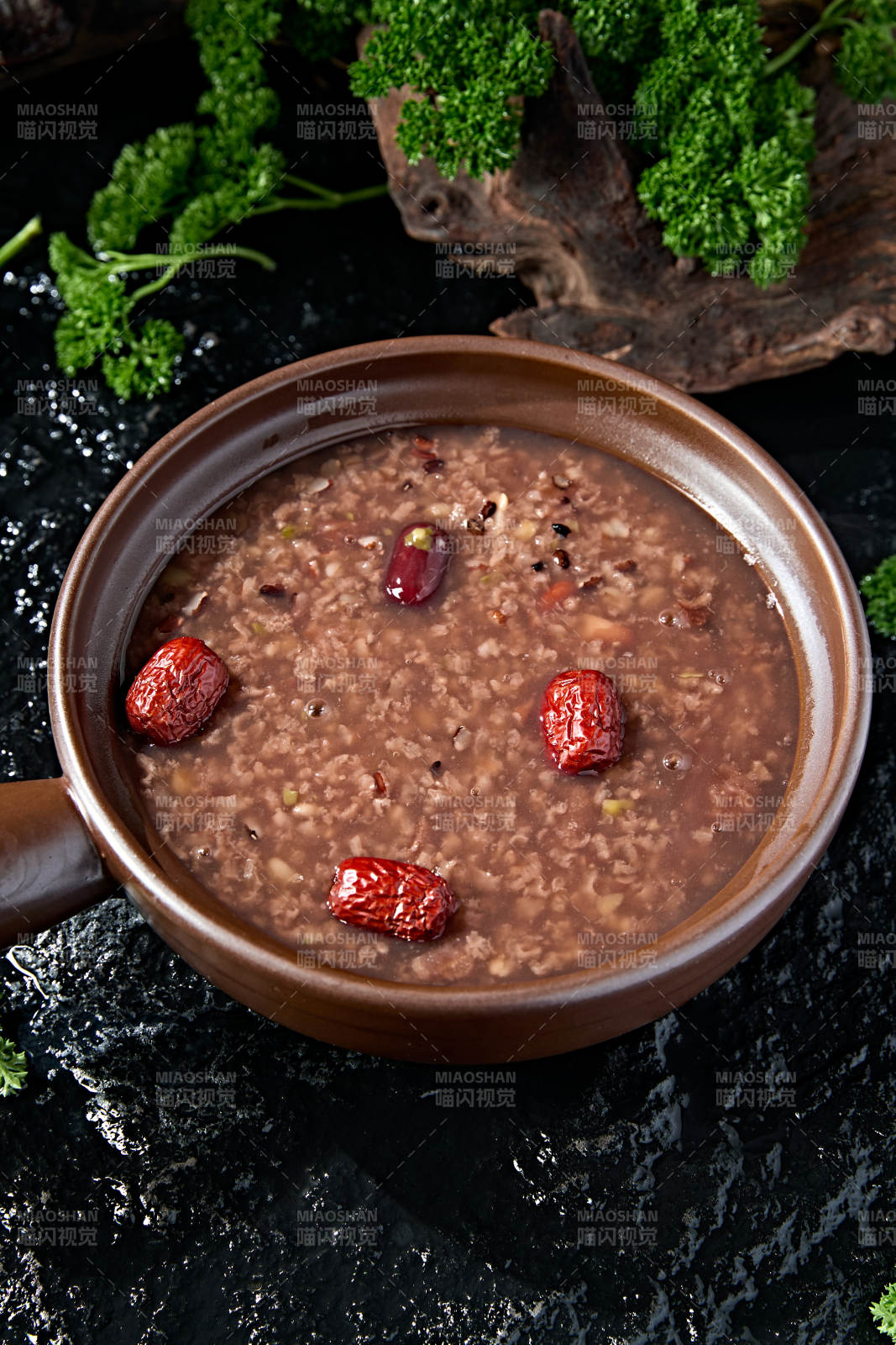 砂锅美味营养红豆薏米红枣杂粮粥图片