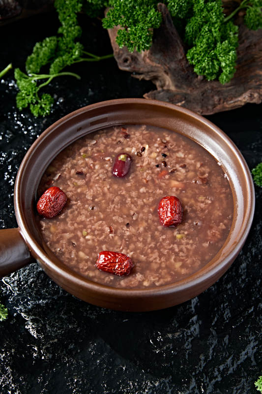 砂锅美味营养红豆薏米红枣杂粮粥图片